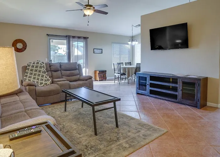 Pet-friendly Yard! Near State Farm Stadium Holiday home