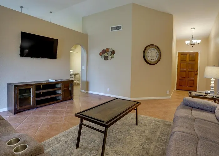 Holiday home Pet-friendly Yard! Near State Farm Stadium *