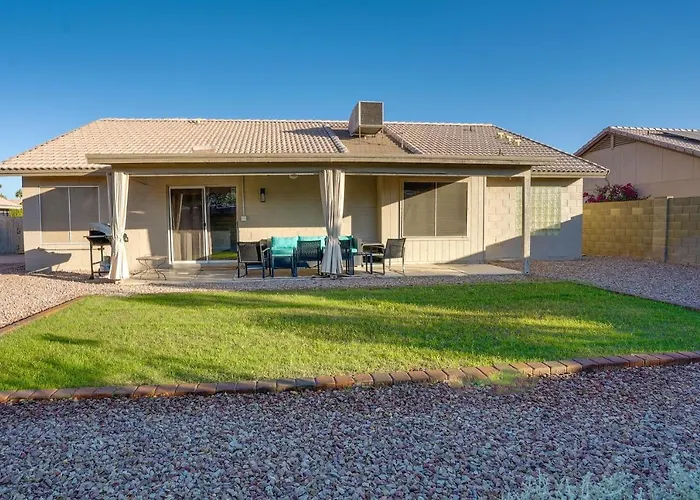 Holiday home Pet-friendly Yard! Near State Farm Stadium Peoria