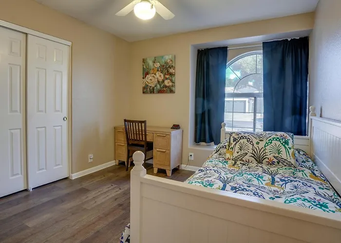 Holiday home Pet-friendly Yard! Near State Farm Stadium
