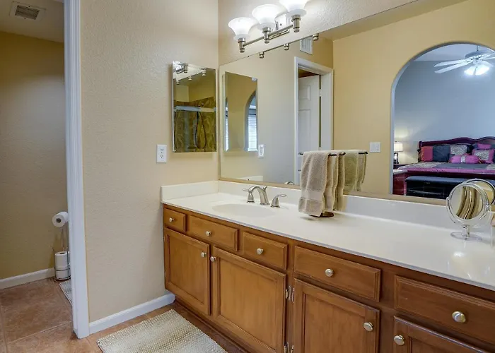 Pet-friendly Yard! Near State Farm Stadium *