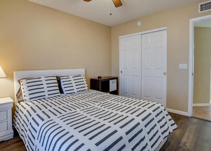 Holiday home Pet-friendly Yard! Near State Farm Stadium Peoria
