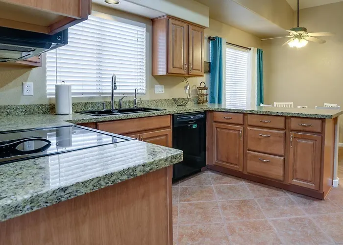Holiday home Pet-friendly Yard! Near State Farm Stadium