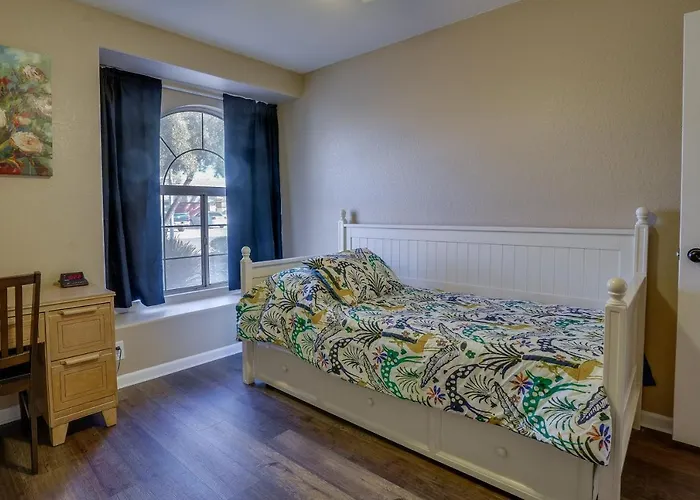 Pet-friendly Yard! Near State Farm Stadium * Peoria